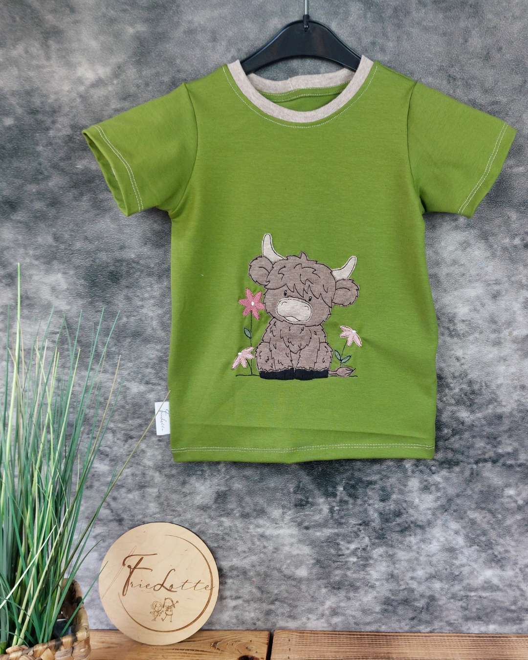 T-Shirt Highlandrind mit Blumen in Wunschgröße