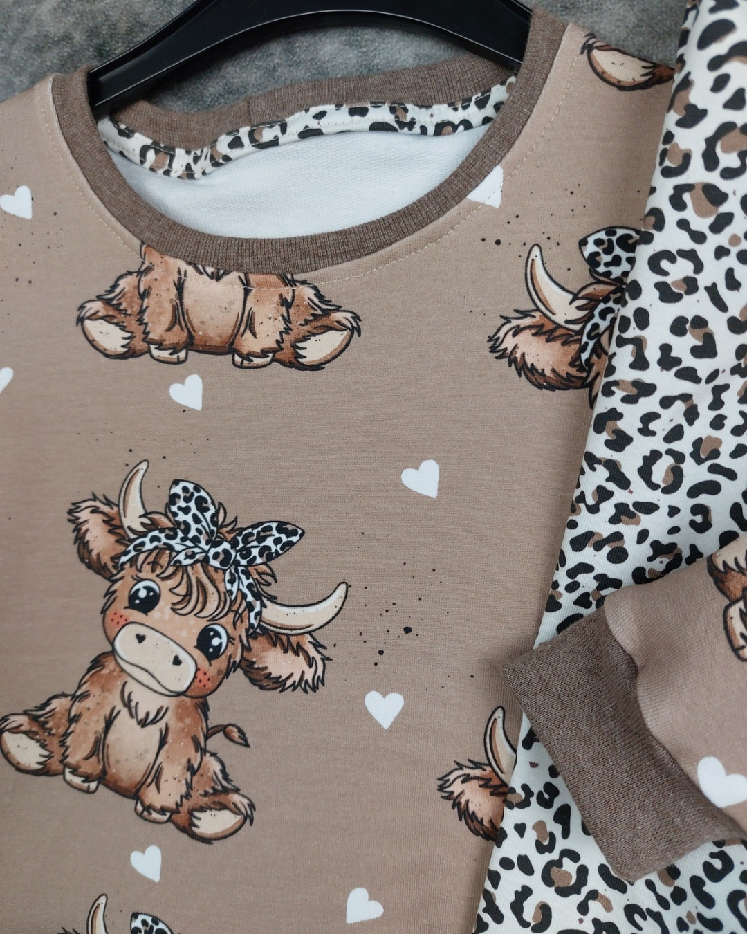 Set Leo Higlandkuh aus Sweater mit Volant und Leggins