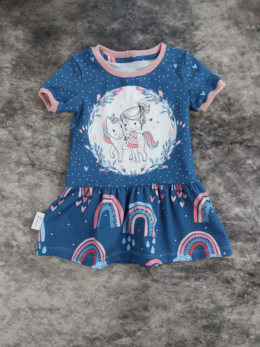 T-Shirt mit Volant aus einem Stoff von Gina and U