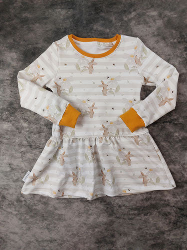 Sweater mit Volant Hase mit Blume Gr. 116