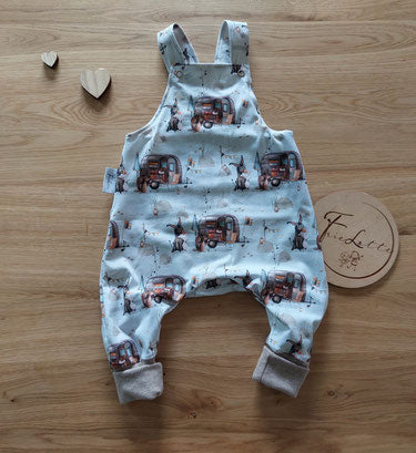 Latzhose aus einem Stoff von Gina and U