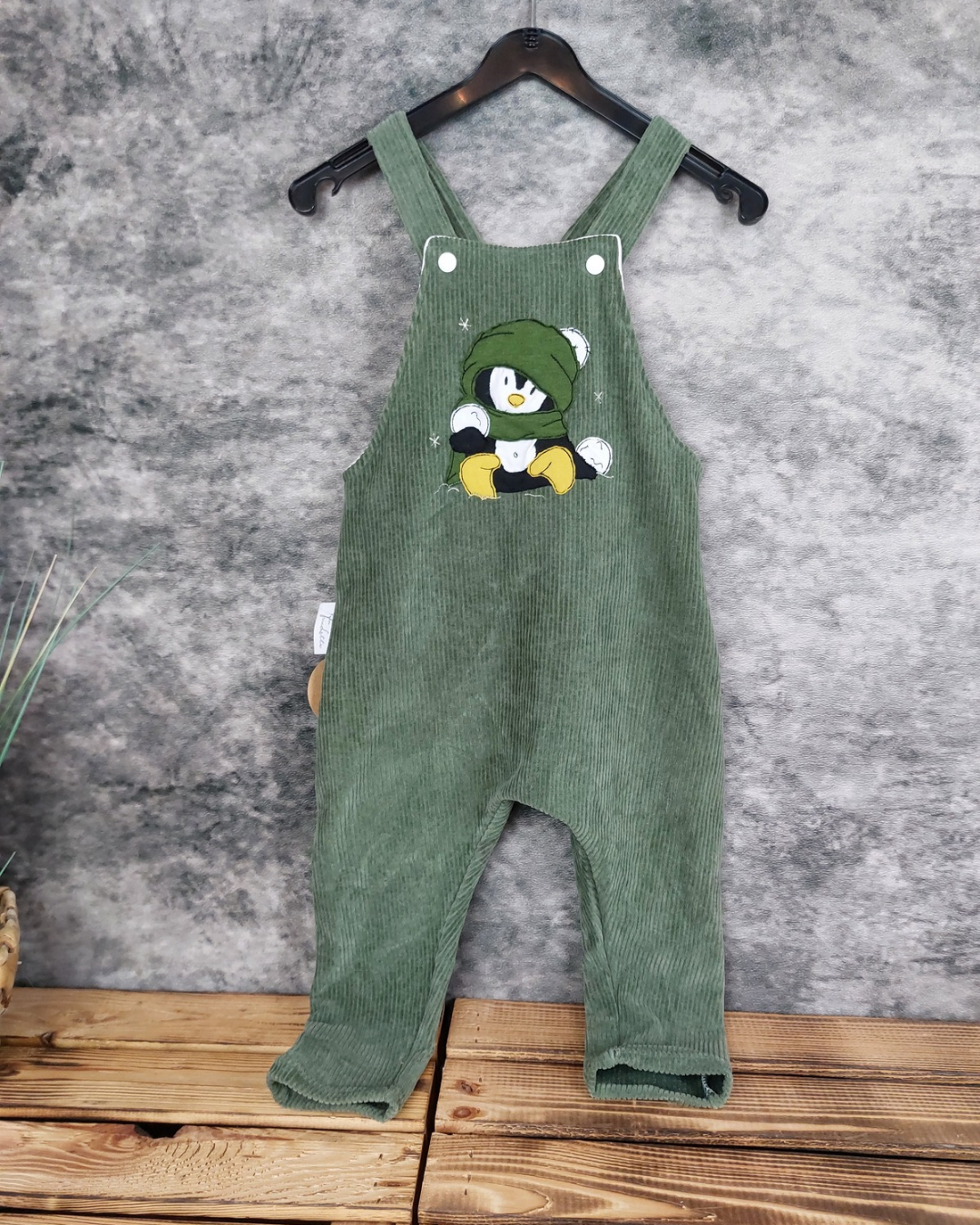 Latzhose Pinguin Gr. 92 Cordjersey grün