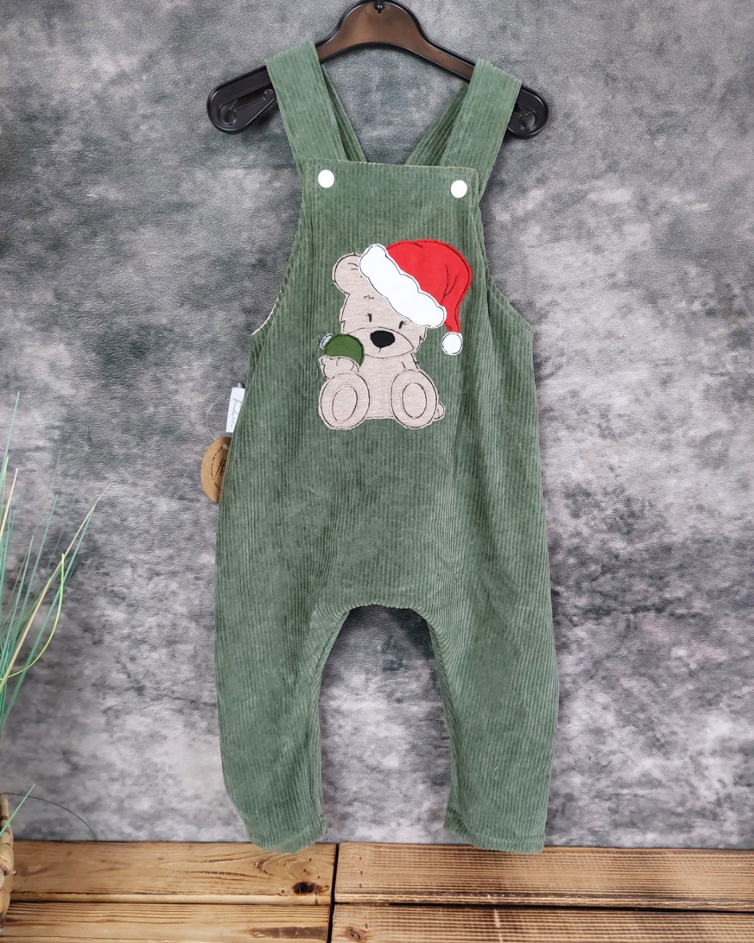 Latzhose Gr. 80 Cordjersey grün