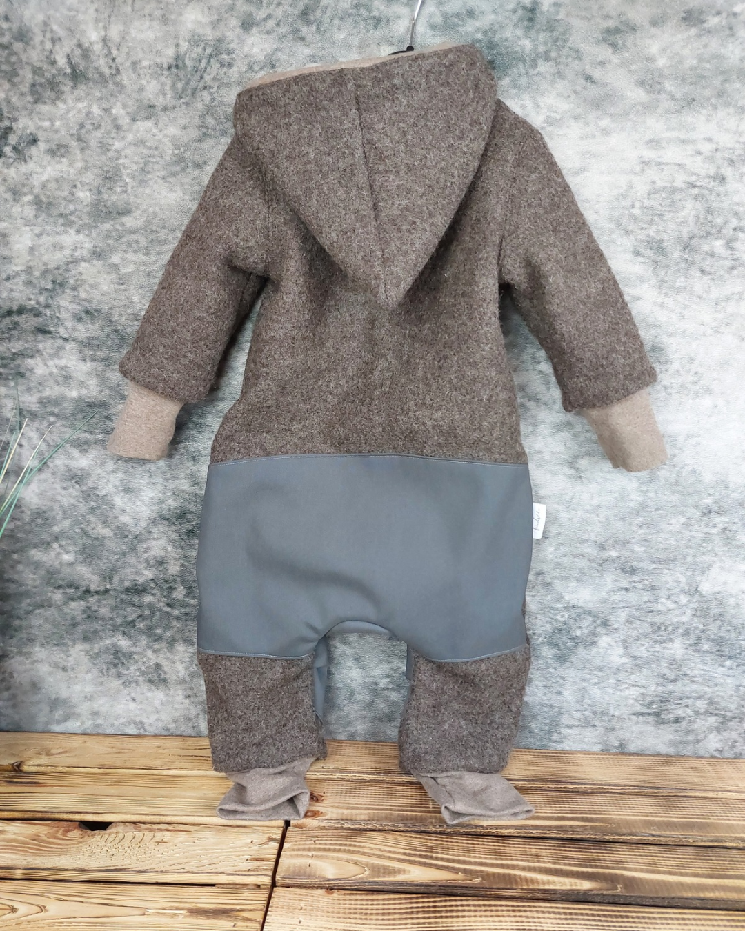 Walkanzug Gr. 92 mit Besatz