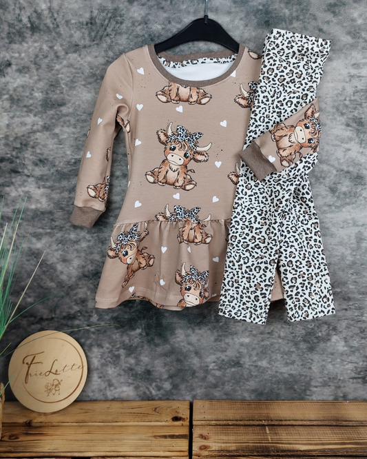 Set Leo Higlandkuh aus Sweater mit Volant und Leggins Gr. 92