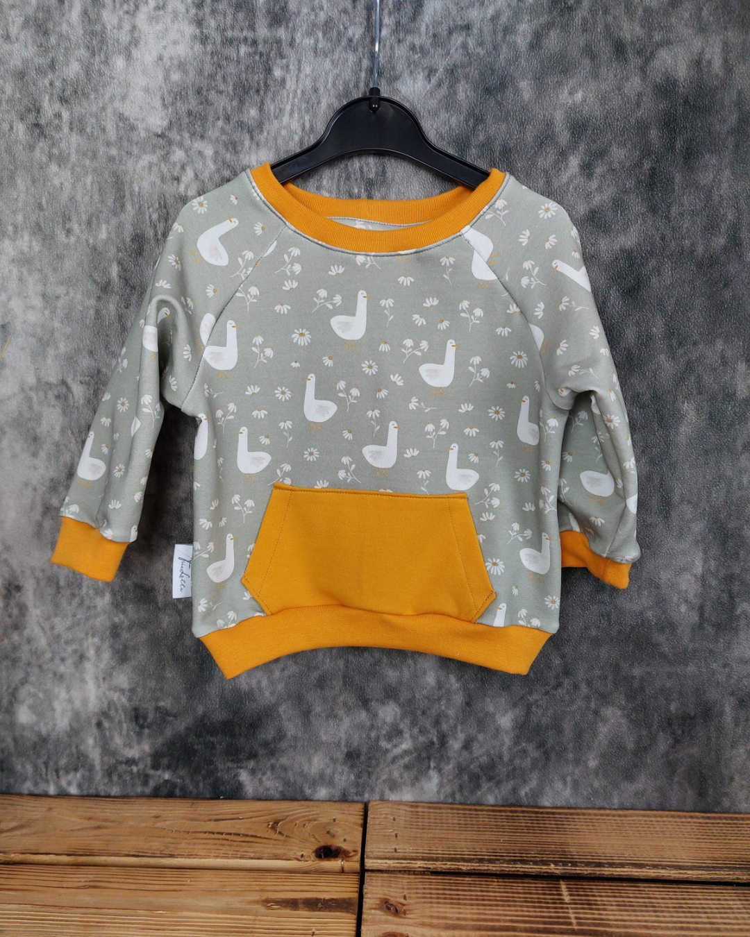 Sweater Gr. 74 mit Tasche Gänse