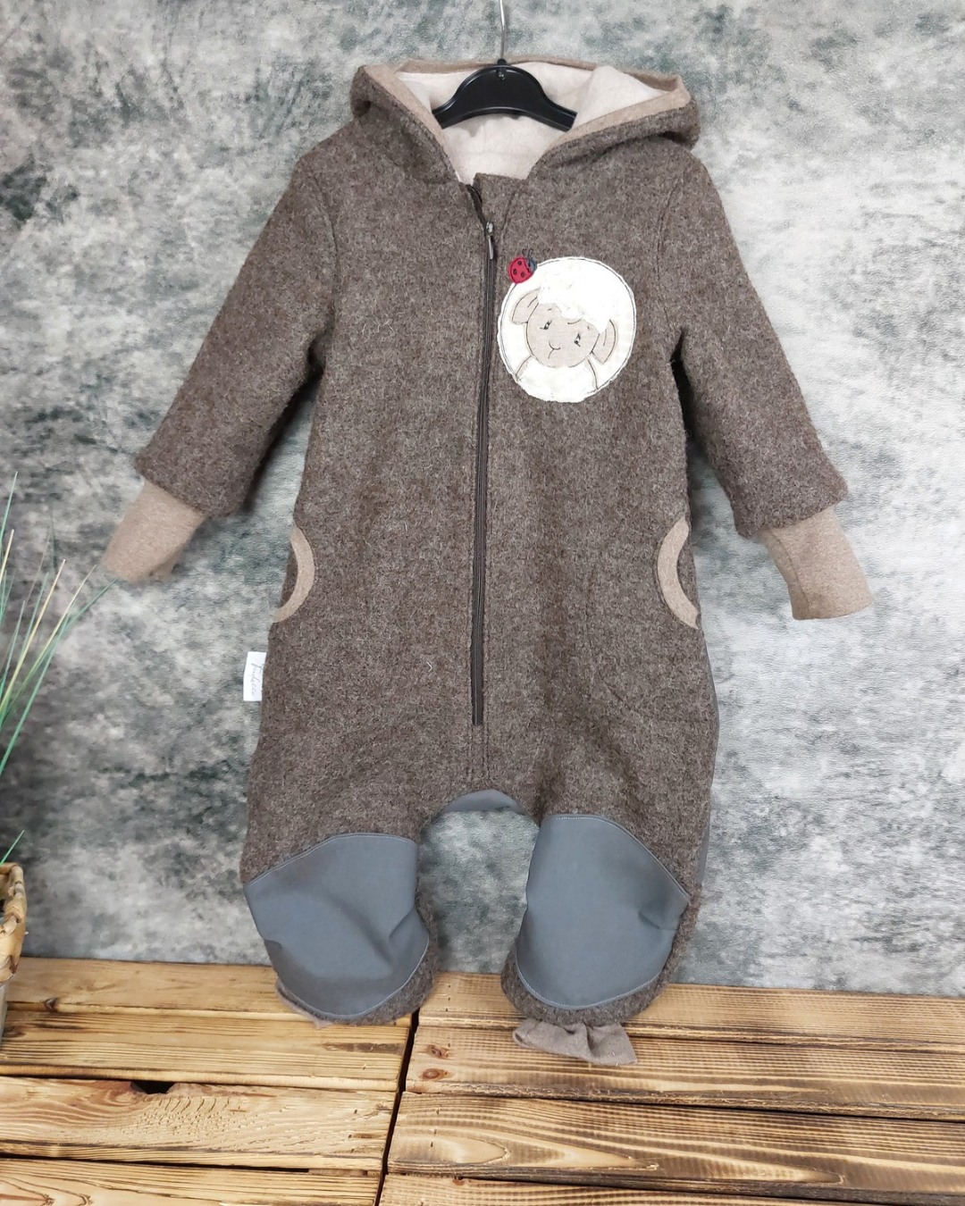 Walkanzug Gr. 92 mit Besatz