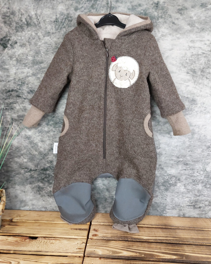 Walkanzug Gr. 92 mit Besatz