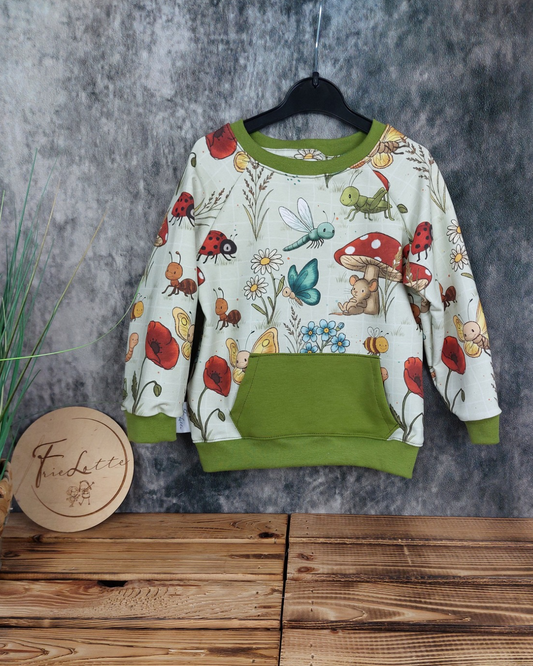 Sweater mit Tasche Wiesenleben in Wunschgröße