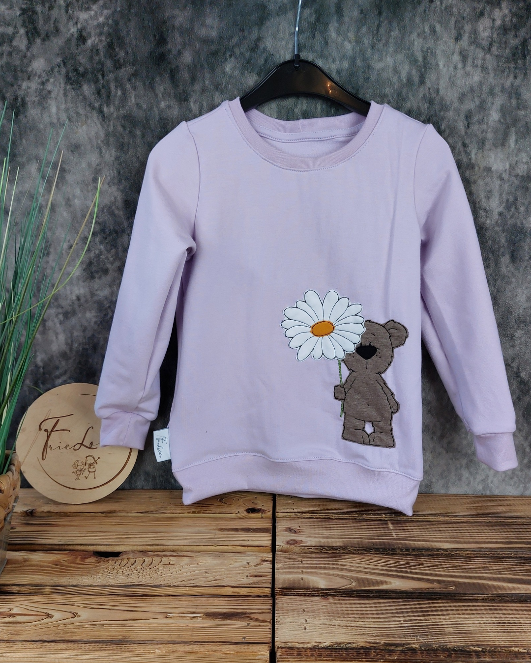 Sweater Bär mit Blume Gr. 110 flieder