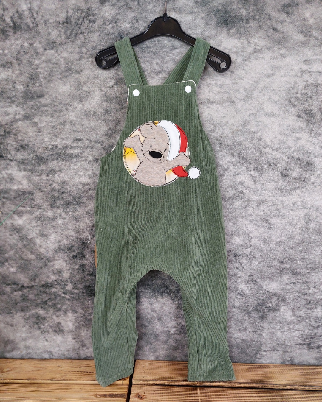 Latzhose Gr. 86 Cordjersey grün